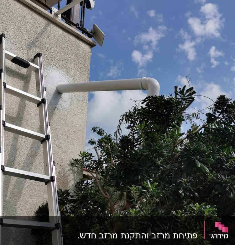 צינור אטום בקיר עם חומר איטום לבן
